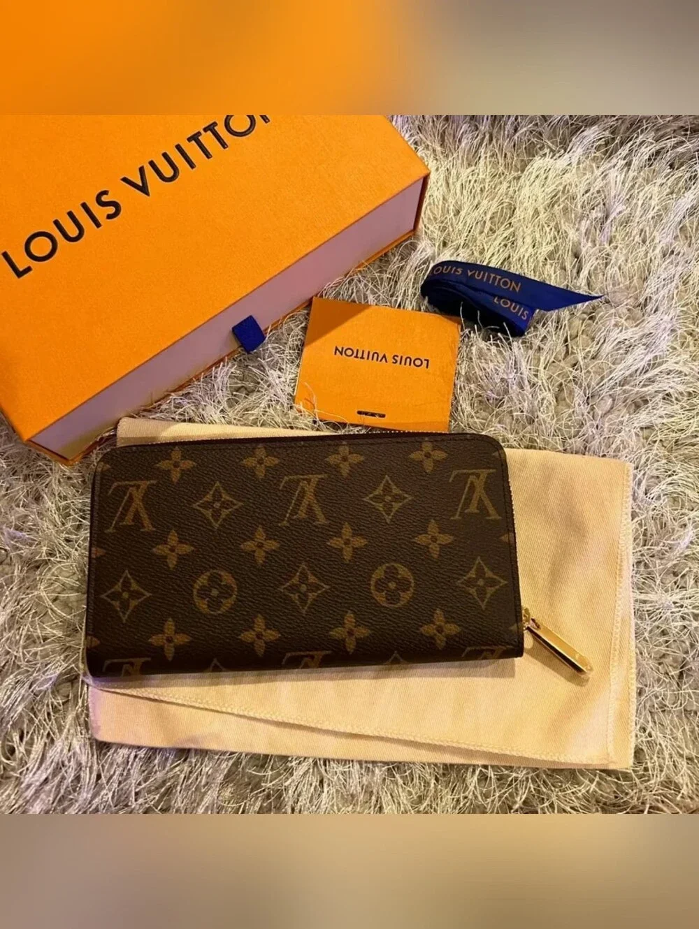 Louis Vuitton Monogram Zippy Wallet in Brown